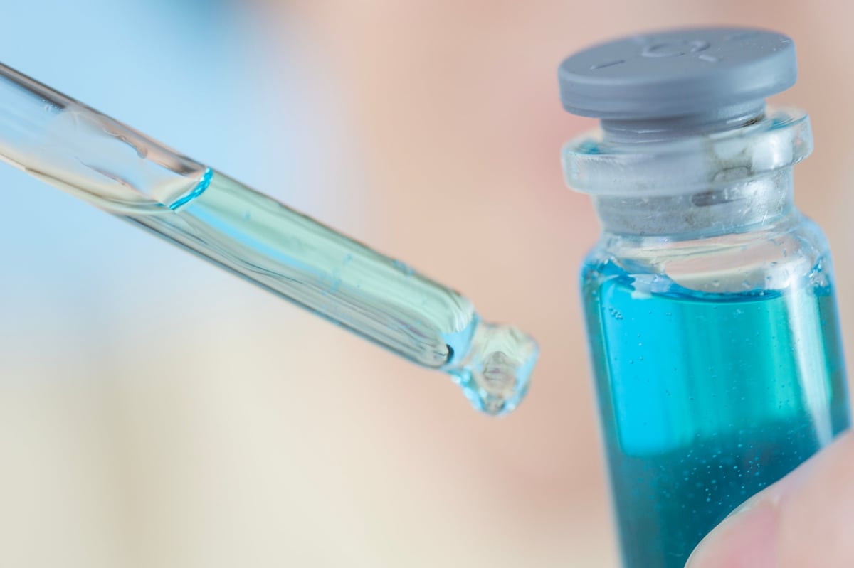 Dropper con suero de péptido de cobre GHK-Cu en vial de vidrio azul